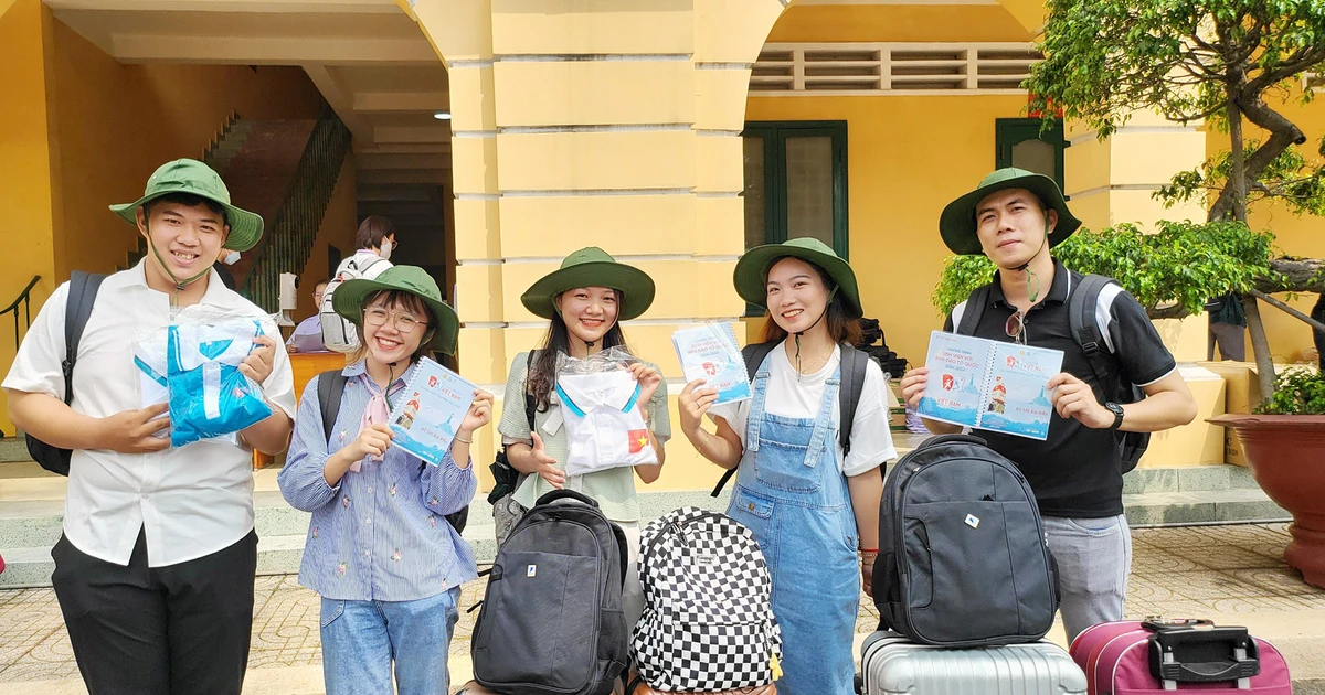 Hàng trăm sinh viên sắp lên Trường Sa trong chuyến đi ý nghĩa nhất năm! ✨