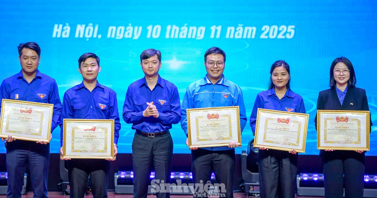 Gen Z Thủ đô "flex" thành tích xịn sò trong kỷ nguyên số