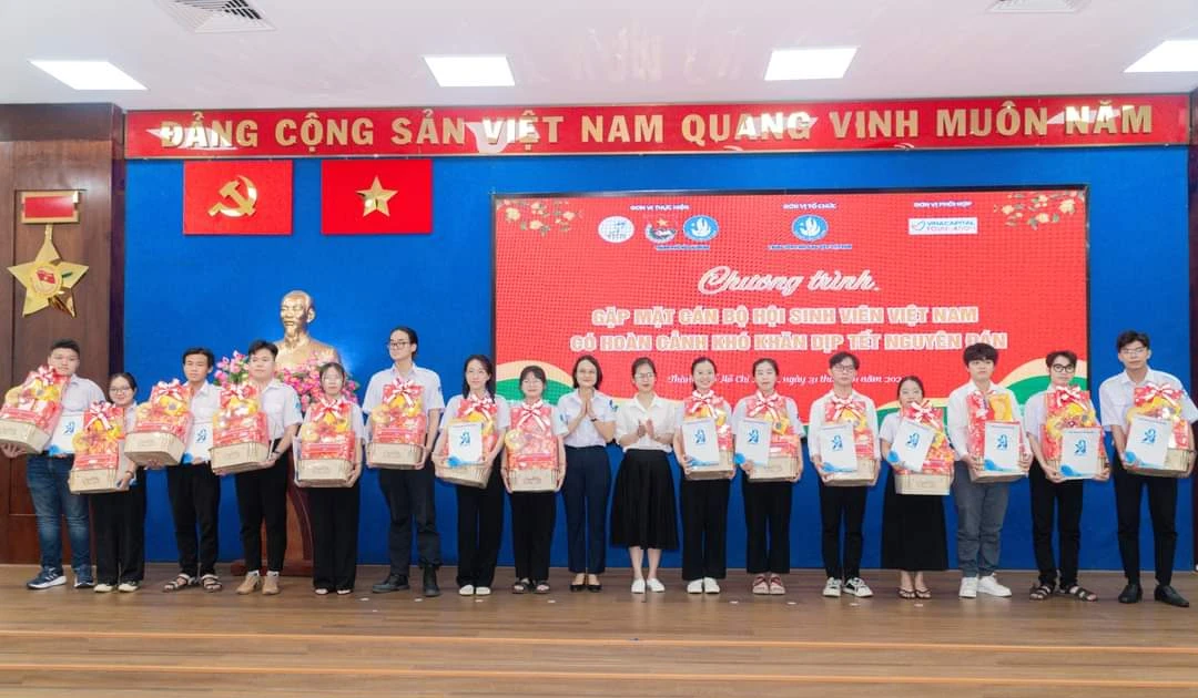 Tết ấm áp: Trao quà cho cán bộ Đoàn, Hội có hoàn cảnh khó khăn dịp Tết Giáp Thìn 2024
