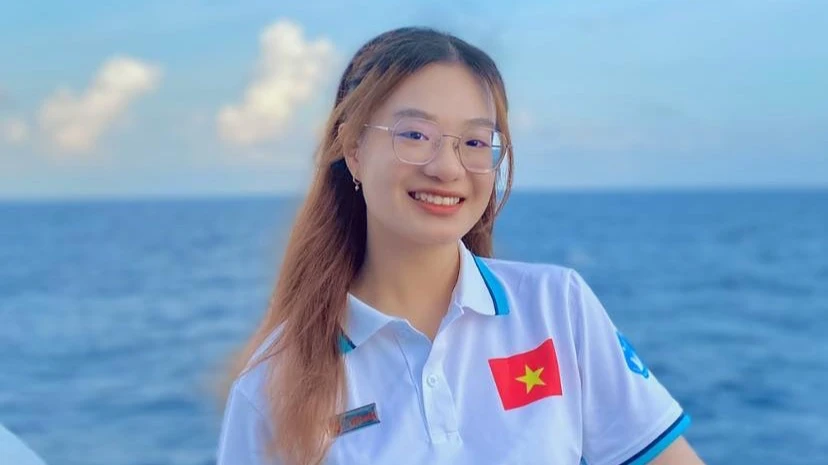 Lần đầu check-in Trường Sa của hotgirl Đà Nẵng, khóc nức nở vì xúc động quá trời