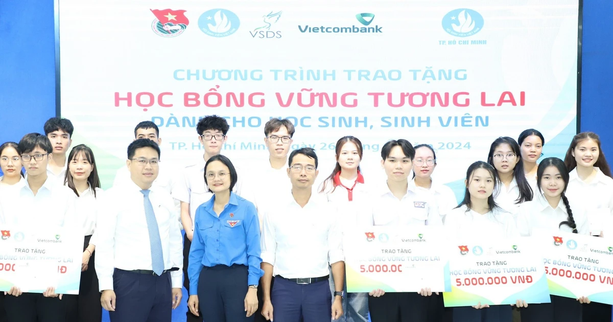 40 bạn trẻ Sài Gòn vừa "flex" học bổng 5 triệu, hoàn cảnh khó khăn nhưng tinh thần "cháy" hết mình