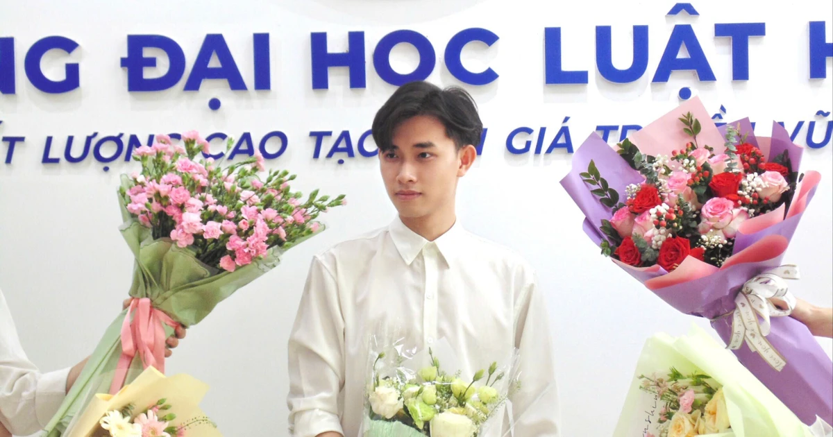 Chàng sinh viên Luật ghi 10 điểm tuyệt đối khóa luận và câu chuyện làm nghề bằng cả trái tim