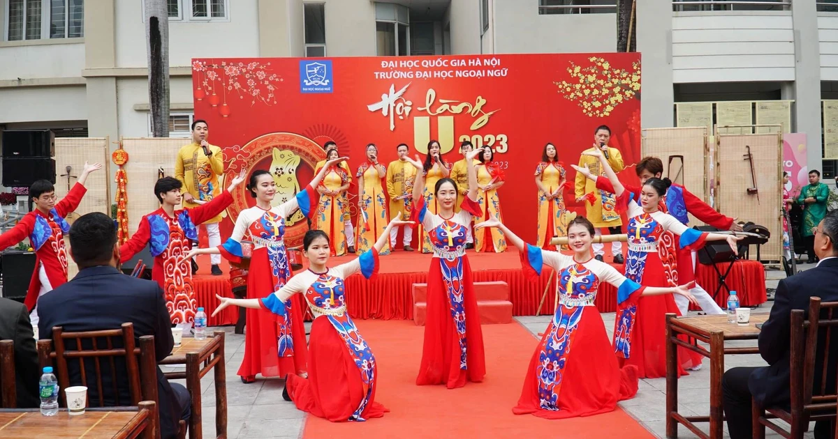 Sinh viên Ngoại ngữ xúng xính đón Tết tại 'Hội làng U 2023'
