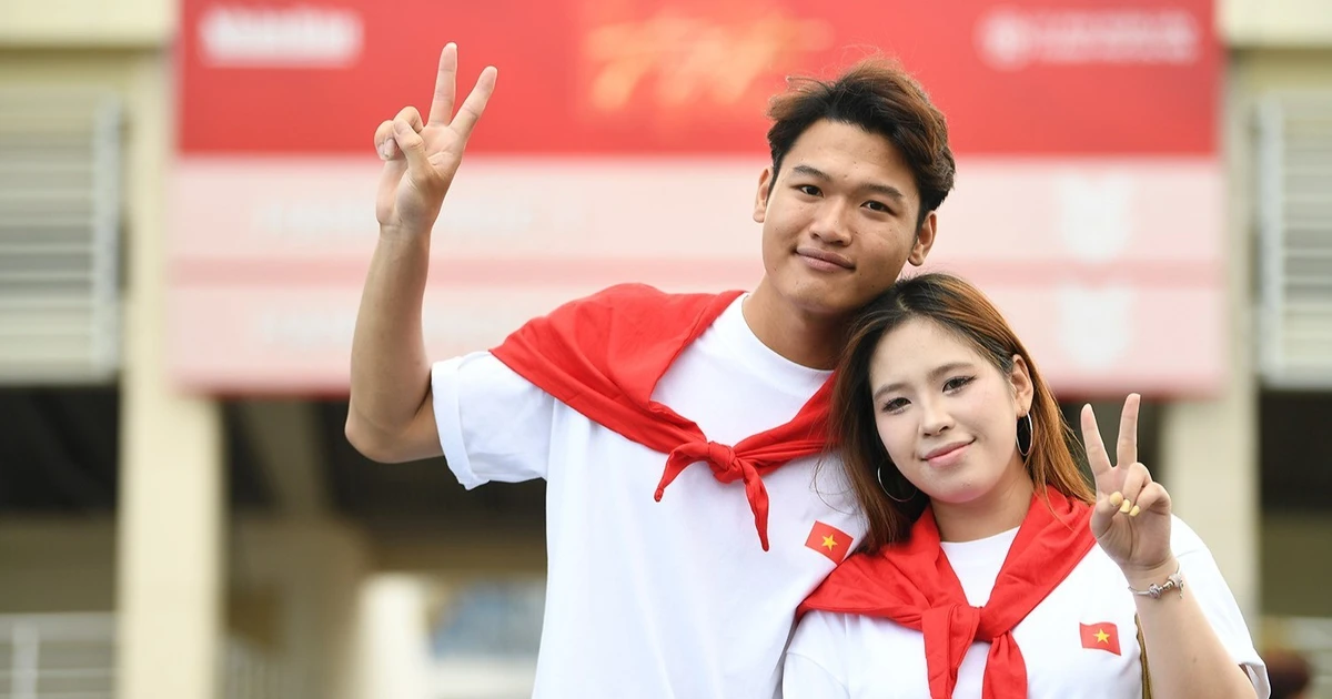 Cặp đôi diện áo dài đỏ rực, vác cờ Tổ quốc cực xịn trước show 'Tổ quốc trong tim'