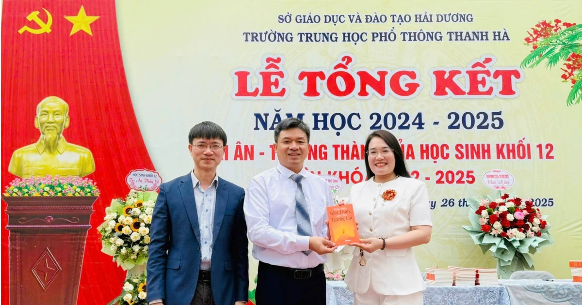 Cựu học sinh về trường tặng sách định hướng tương lai cho 300 bạn học sinh