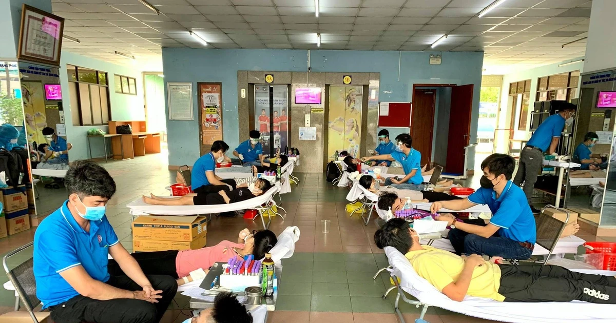Giữa mùa dịch, 150 sinh viên KTX Bách Khoa vẫn tình nguyện hiến máu cứu người