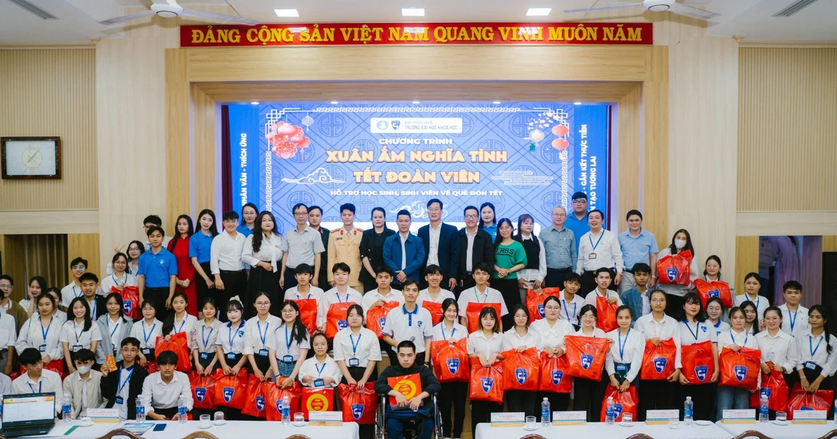 Hội Sinh viên ĐH Khoa học Huế chơi lớn hỗ trợ sinh viên về quê ăn Tết