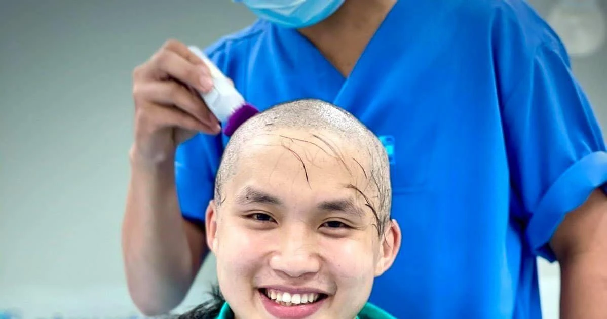 Bác sĩ 9X cạo đầu đi chống dịch khiến MXH "rần rần" vì nụ cười quá xịn