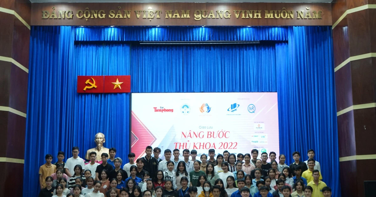 Bài học "khởi nghiệp cuộc đời" dành cho các tân thủ khoa: Không chỉ là học giỏi là đủ! ✨