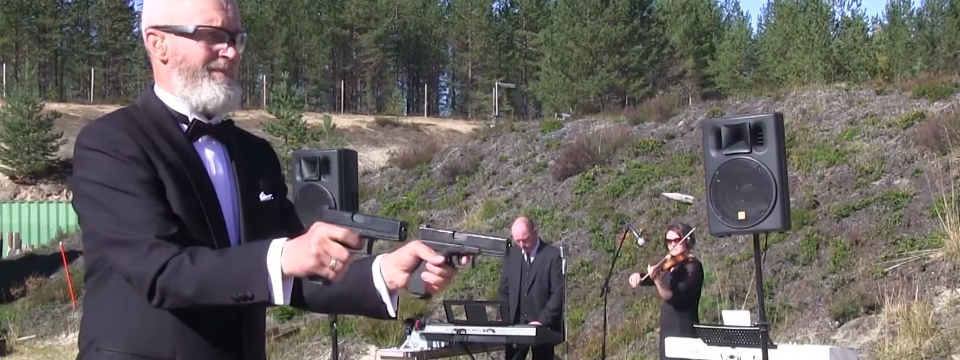 Ông chú gân guốc chơi nhạc Beethoven bằng súng Glock 22, nghe mà choáng!