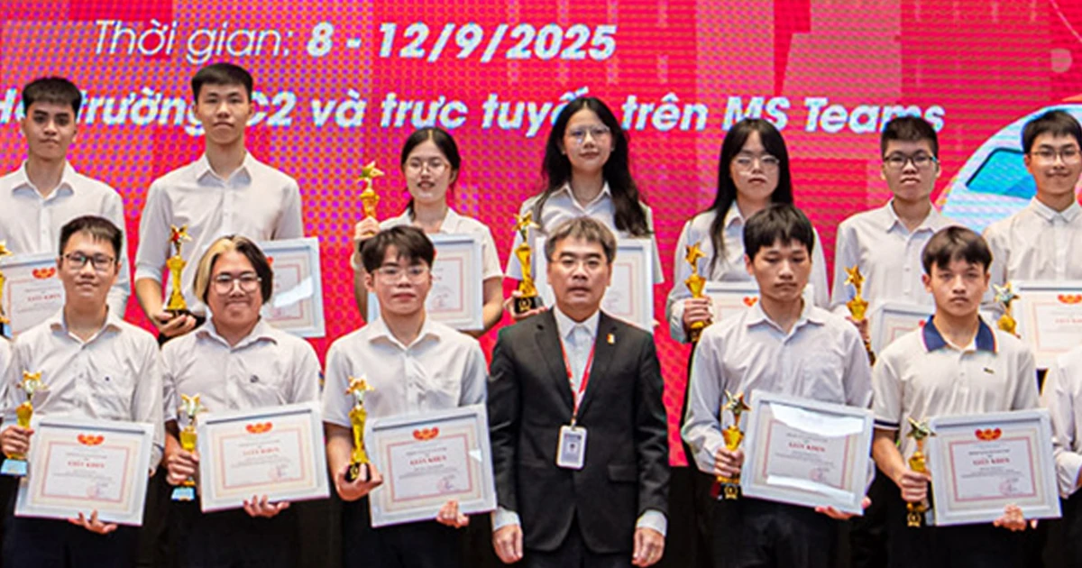 Dàn tân sinh viên 'cực khủng' thủ khoa, quán quân Olympic, giải quốc tế hội tụ tại Bách khoa HN