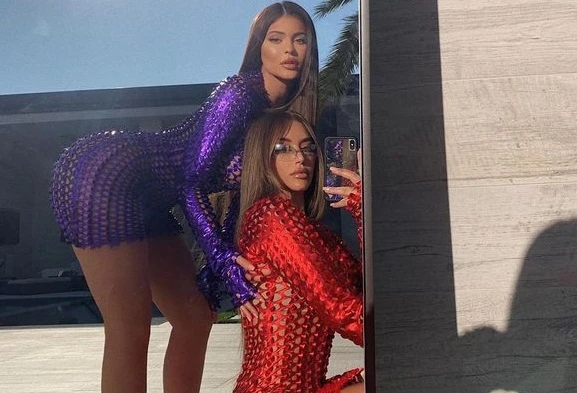 Tỷ phú 9X Kylie Jenner diện đồ bốc lửa cùng bạn thân Stassie như hai chị em sinh đôi luôn