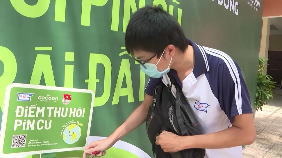 Gen Z Sài Gòn đang "flex" ý thức bảo vệ môi trường cực xịn qua chiến dịch thu hồi pin cũ ♻️
