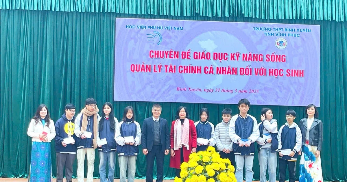 Học viện Phụ nữ Việt Nam mang kỹ năng sống và tư vấn tuyển sinh đến trường THPT Vĩnh Phúc, còn trao quà cho học sinh nữa nè!