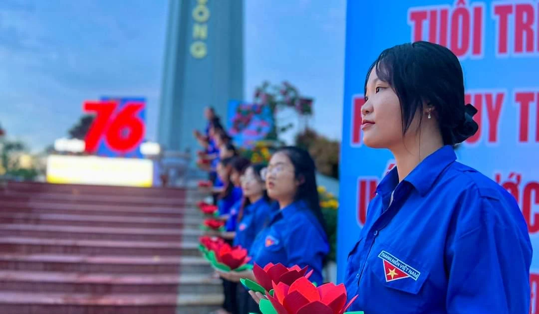 Tuổi trẻ Long An thắp nến tri ân các Anh hùng liệt sĩ - Khoảnh khắc nghiêm trang đầy cảm xúc
