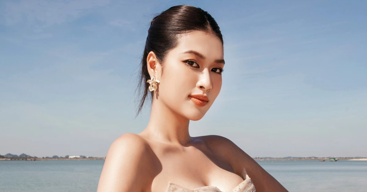 Đoàn Thiên Ân lần đầu làm MC tiếng Anh với outfit cúp ngực cut-out cực đỉnh