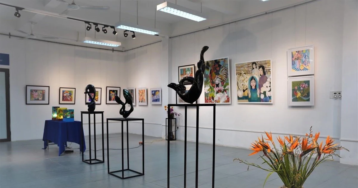 Sinh viên tự tay tổ chức triển lãm mỹ thuật Chào Xuân 2022: Tài năng quá trời quá đất!
