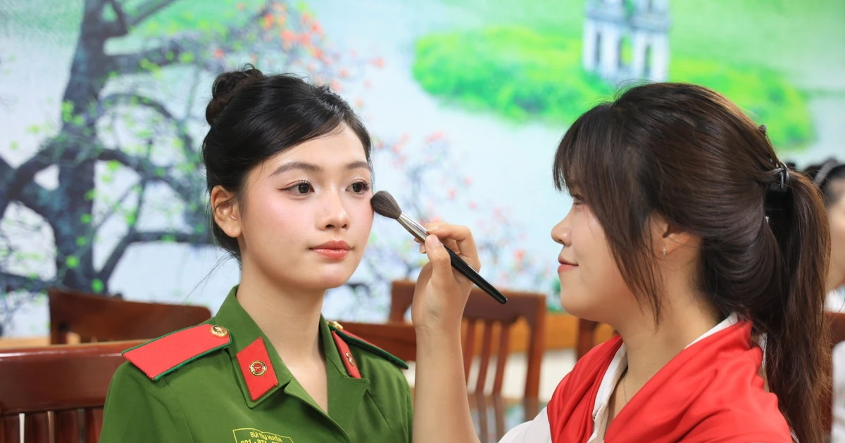 Ekip 100 người make up miễn phí cho hơn 1.000 chiến sĩ trong đại lễ A80
