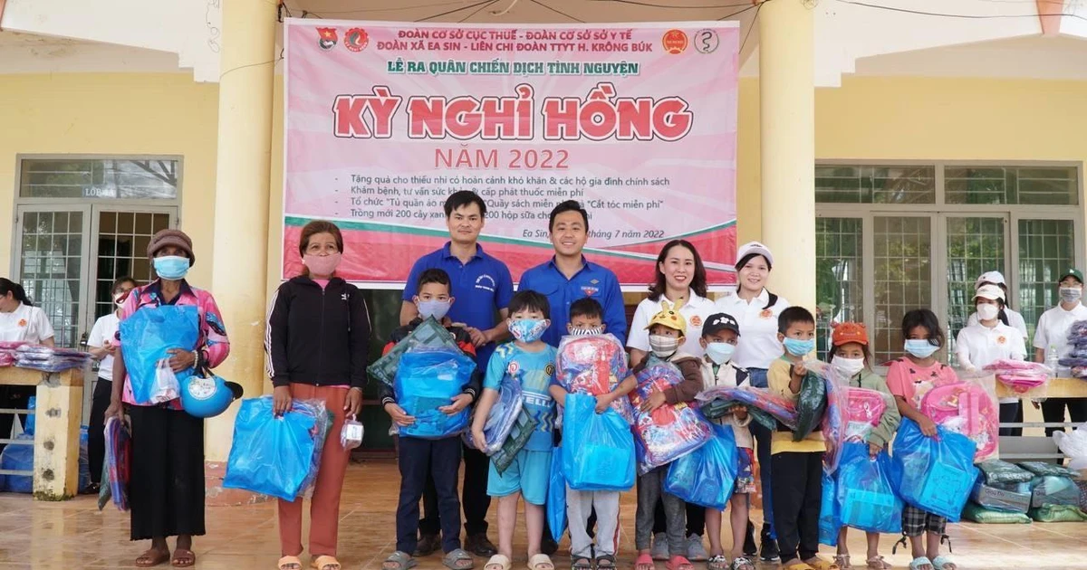 Hơn 100 bạn trẻ mang yêu thương đến vùng sâu xã Ea Sin: Khám bệnh, phát thuốc miễn phí cho bà con