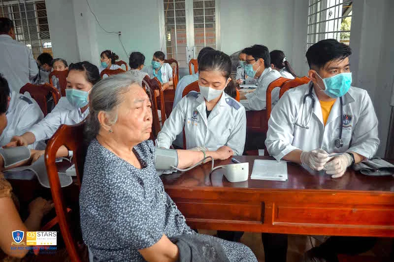 Sinh viên ĐH Nguyễn Tất Thành xuống tận Bến Tre khám bệnh, phát thuốc miễn phí cho bà con nghèo