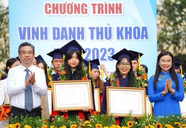 Hội Sinh viên TP. HCM vinh danh 77 sinh viên tiêu biểu - Xịn xò quá trời! ✨