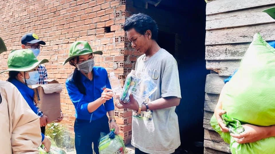 Gen Z mang "Tri thức xanh" về buôn làng chống COVID-19 cực nhiệt tình