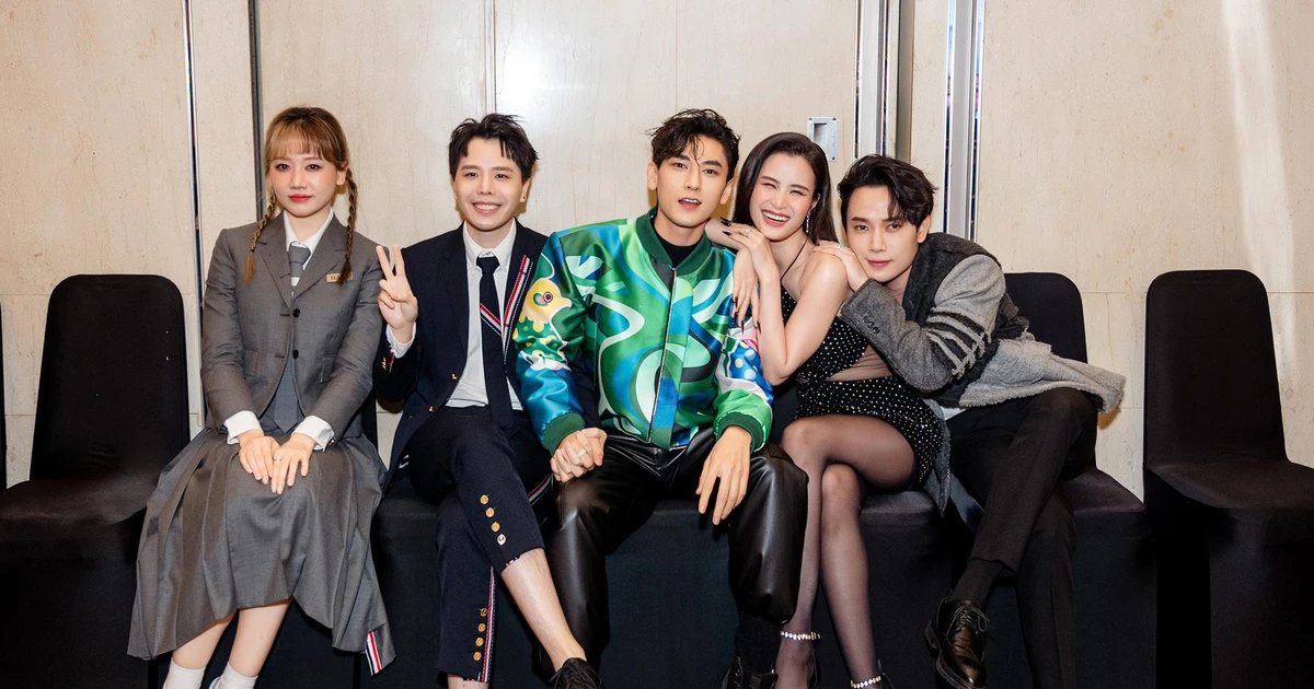 Hari Won lộ diện sau tin đồn ly hôn nhưng chưa 'sốc' bằng việc Trịnh Thăng Bình nắm chặt tay Isaac