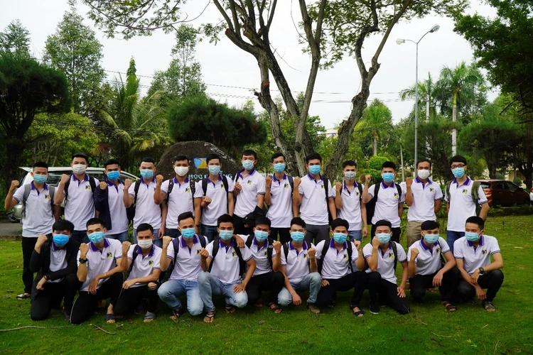 Vừa nhận bằng tốt nghiệp xong, 24 bạn sinh viên ĐH Bách khoa Đà Nẵng quyết định lên đường nhập ngũ làm sĩ quan dự bị ️