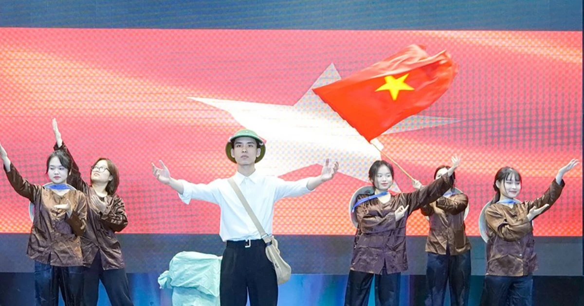 Gen Z lên sân khấu "quẩy" khát vọng thanh niên kỷ nguyên mới, xem mà đỏ hoe cả mắt