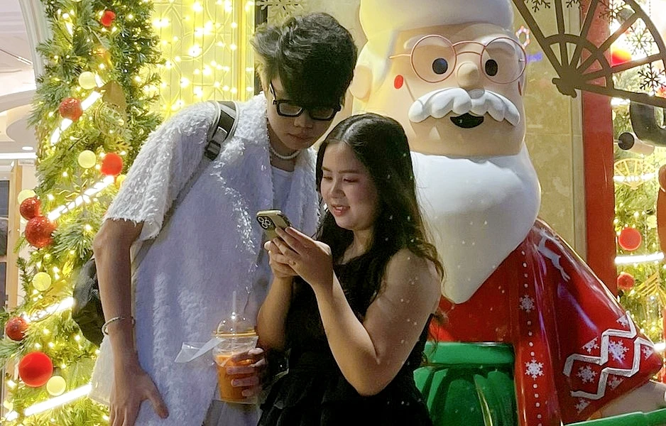 Giới trẻ Sài Gòn chill đón Noel sớm, rần rần check-in mùa lễ hội cuối năm ✨