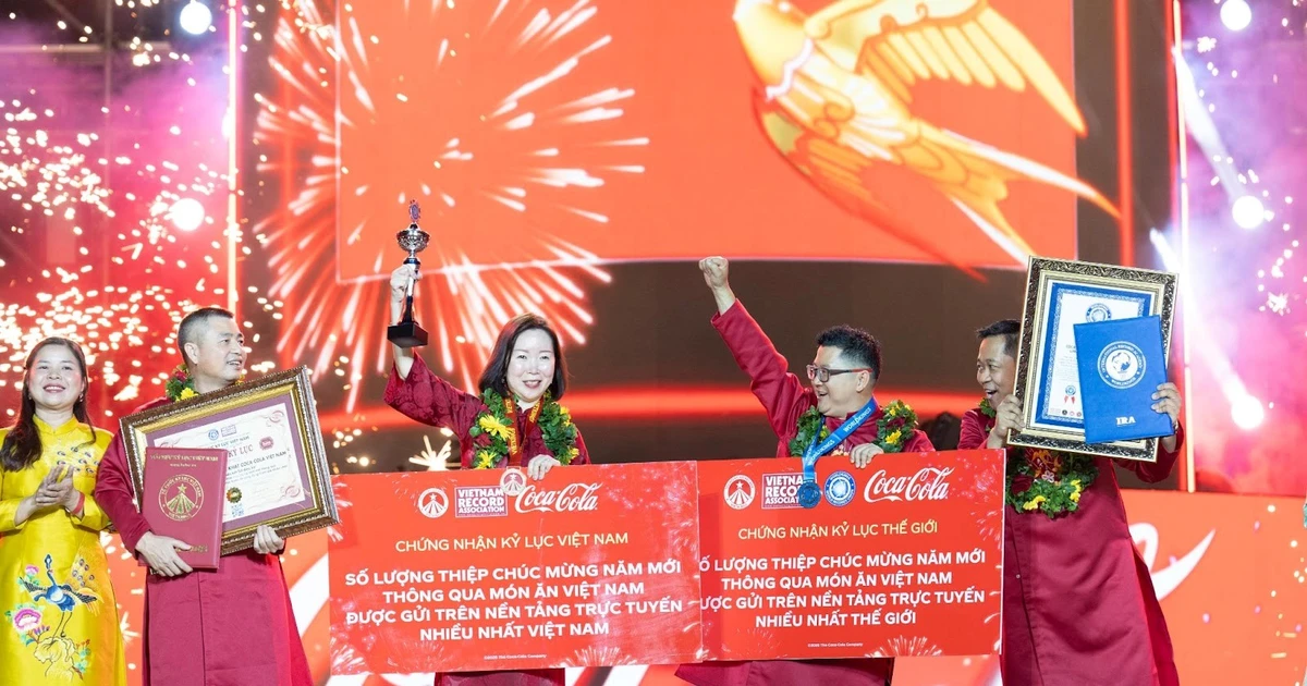 Coca-Cola mở màn năm 2025 cực xịn với kỷ lục thế giới và màn pháo hoa bùng nổ visual