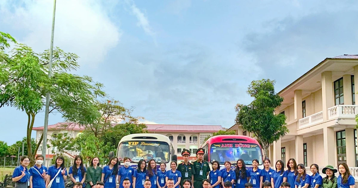 500 sinh viên Đại học Vinh lên vùng cao mang niềm vui đến các em nhỏ