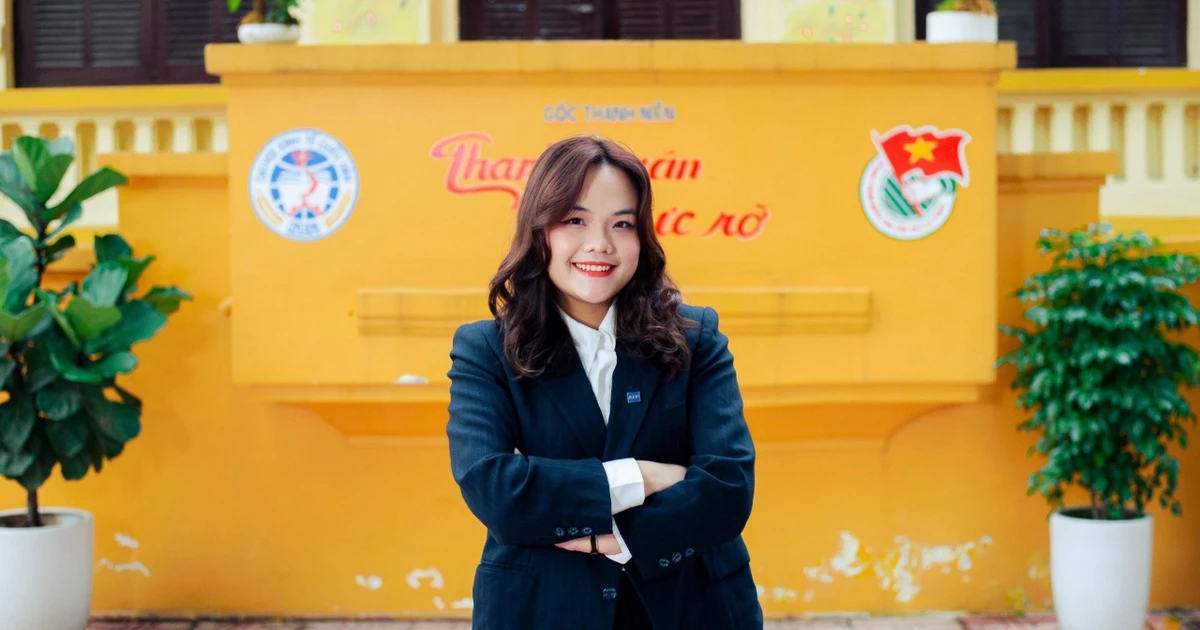 Nữ sinh Kinh tế "cháy" hết mình với màu áo xanh tình nguyện