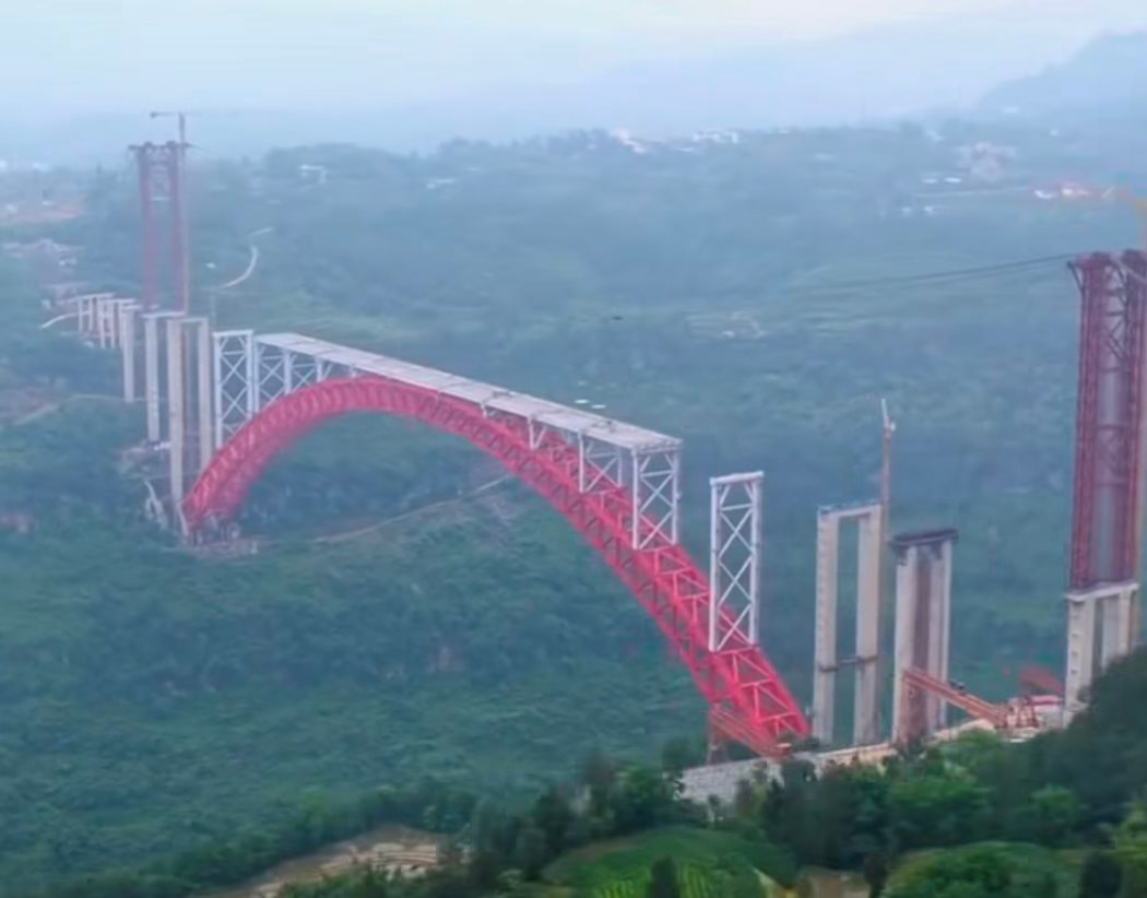 Cầu khủng 310m giữa trời: Bê 26.000 tấn thép lên núi xây cầu "bay" không cần trụ giữa
