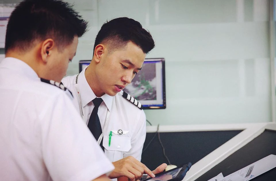 Chàng phi công điển trai với thành tích khiến bao người phải ngưỡng mộ ✈️