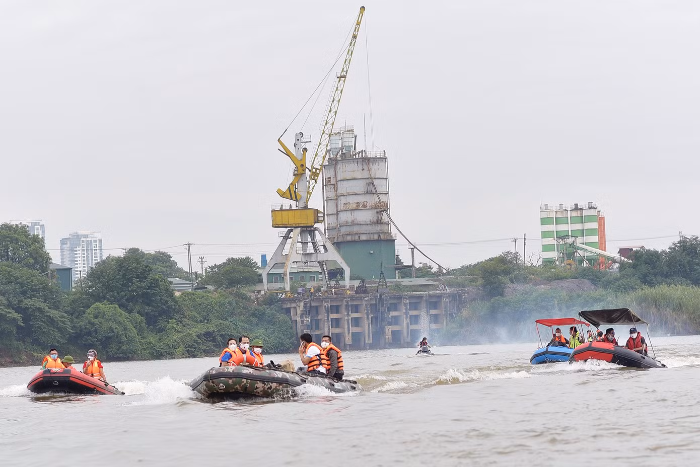 Đoàn xuồng hơi đua tốc trên sông Hồng mang yêu thương đến làng chài