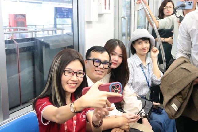 Gen Z Sài Gòn đang "flex" cách khám phá nội đô cực xịn bằng phương tiện xanh