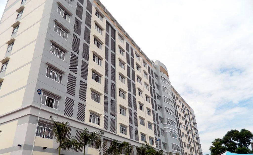 ĐH Sư phạm Kỹ thuật TP.HCM bàn giao KTX làm khu cách ly, sinh viên gấp rút chuyển đồ ‍♂️