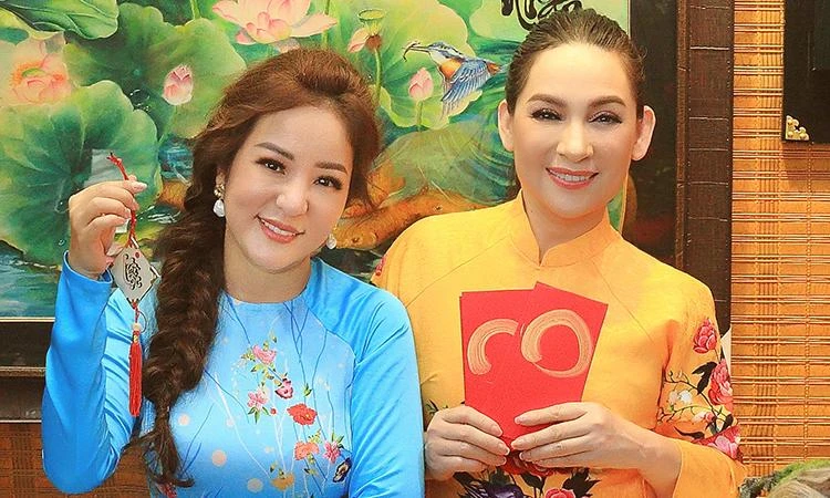 Thúy Nga tá hỏa phát hiện điều đặc biệt về con gái Phi Nhung khi đến viếng tang lễ