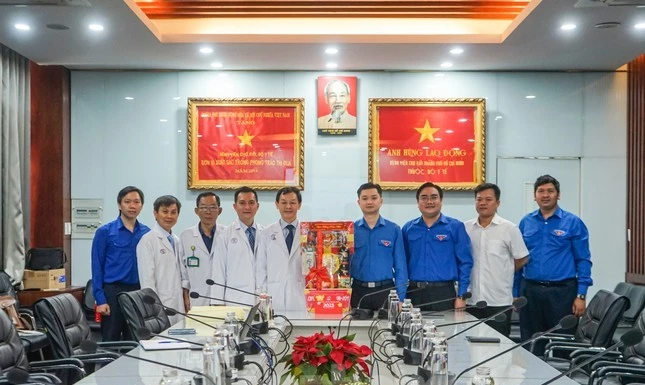 T.Ư Đoàn ghé thăm các y bác sĩ Bệnh viện Chợ Rẫy ngày cận Tết, ấm lòng quá đi