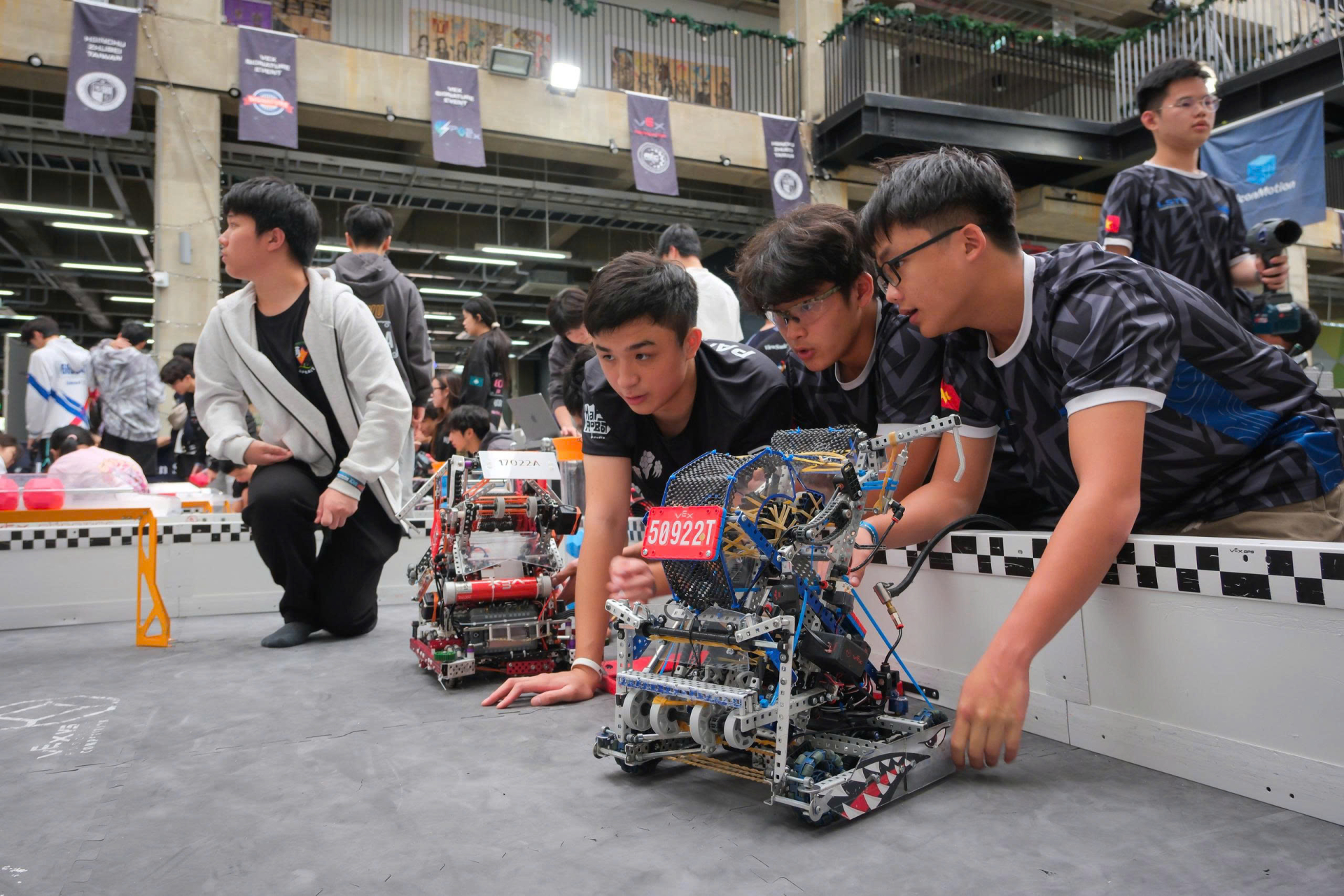 Ba đội tuyển LSTS (Trường Đinh Thiện Lý) cùng đại diện Việt Nam chinh phục sân chơi Robotics lớn nhất hành tinh