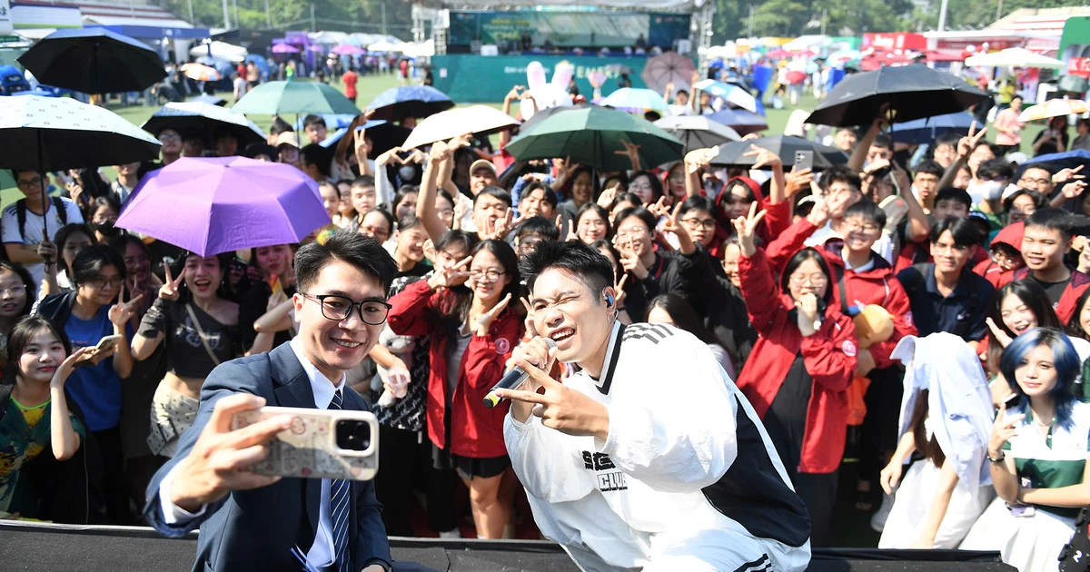 Rapper Phúc Du làm nổ tung sân khấu với "Next trên con Lexus" và "Yêu anh đi mẹ anh bán bánh mì"