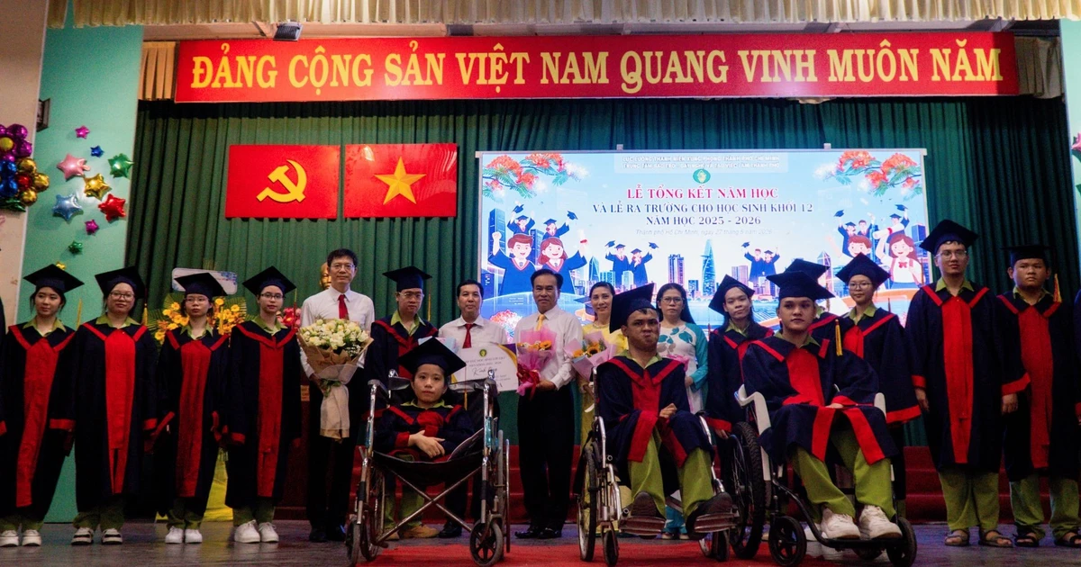 Lễ trưởng thành đầy cảm xúc của những học trò đặc biệt
