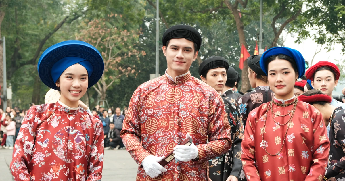 Bách Hoa Bộ Hành: Hàng trăm bạn trẻ đổ bộ phố cổ trong cổ phục Việt siêu đỉnh
