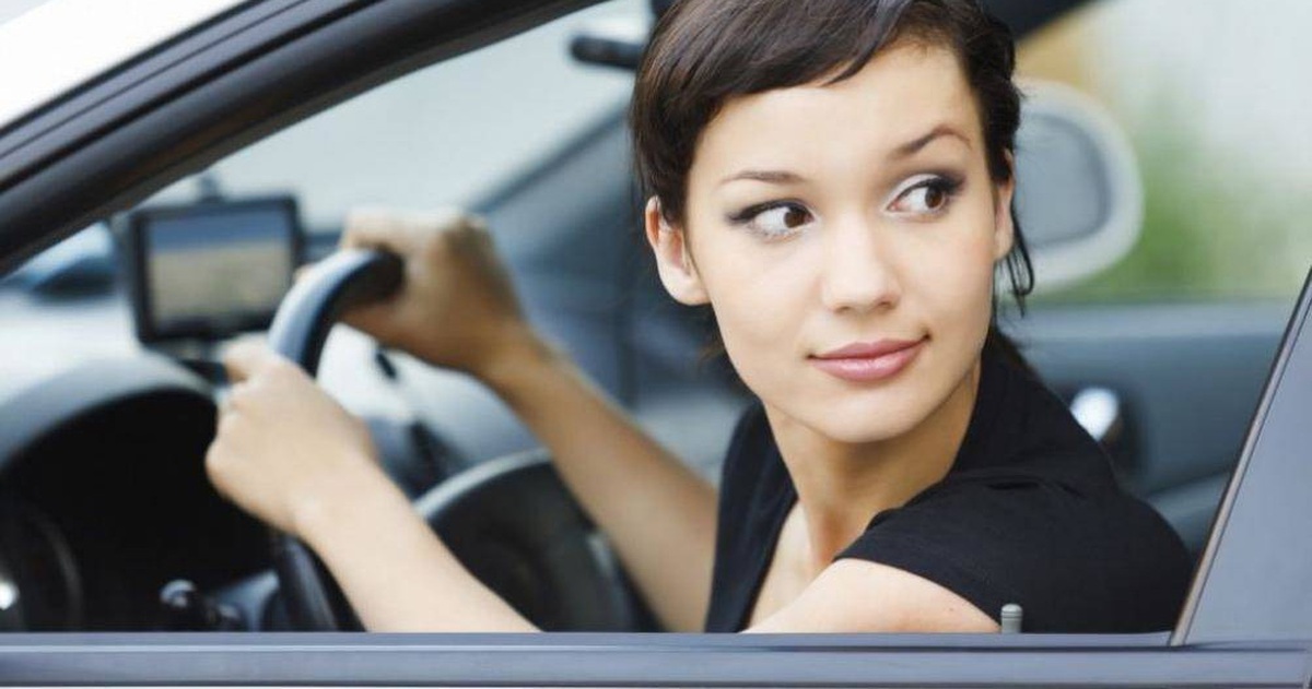 Lên xuống xe ô tô sao cho chuẩn? Không "ez" như bạn nghĩ đâu nhé!