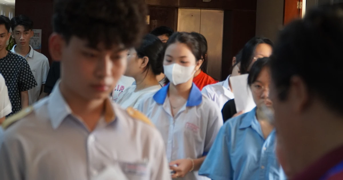Hơn 50% thí sinh Sài Gòn chọn thi Ngoại ngữ trong kỳ tốt nghiệp THPT 2025, Vật lý đứng second!