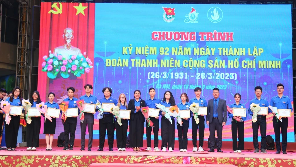ĐH Mở Hà Nội vinh danh 45 cán bộ Đoàn xuất sắc, cống hiến hết mình cho phong trào thanh niên