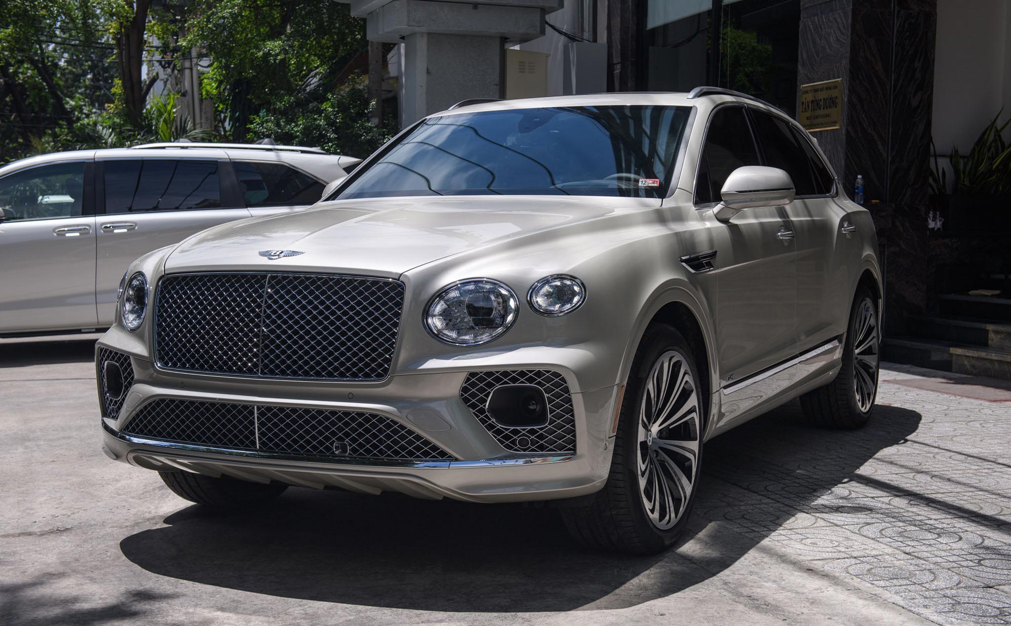 Trên tay Bentley Bentayga V8 Facelift 2021 - chiếc SUV "dễ chịu" nhất của nhà Bentley