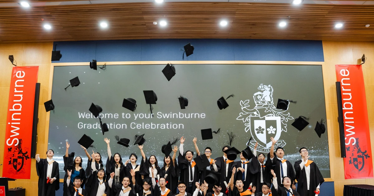 Xúc động khoảnh khắc tốt nghiệp đầu tiên của Swinburne Việt Nam
