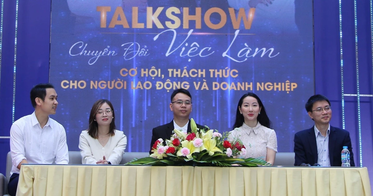Đội mưa đi talkshow việc làm: Diễn giả chia sẻ bí kip vàng cho sinh viên sắp ra trường